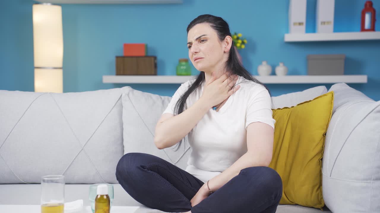 mujer enferma que sufre de dolor de cuello.