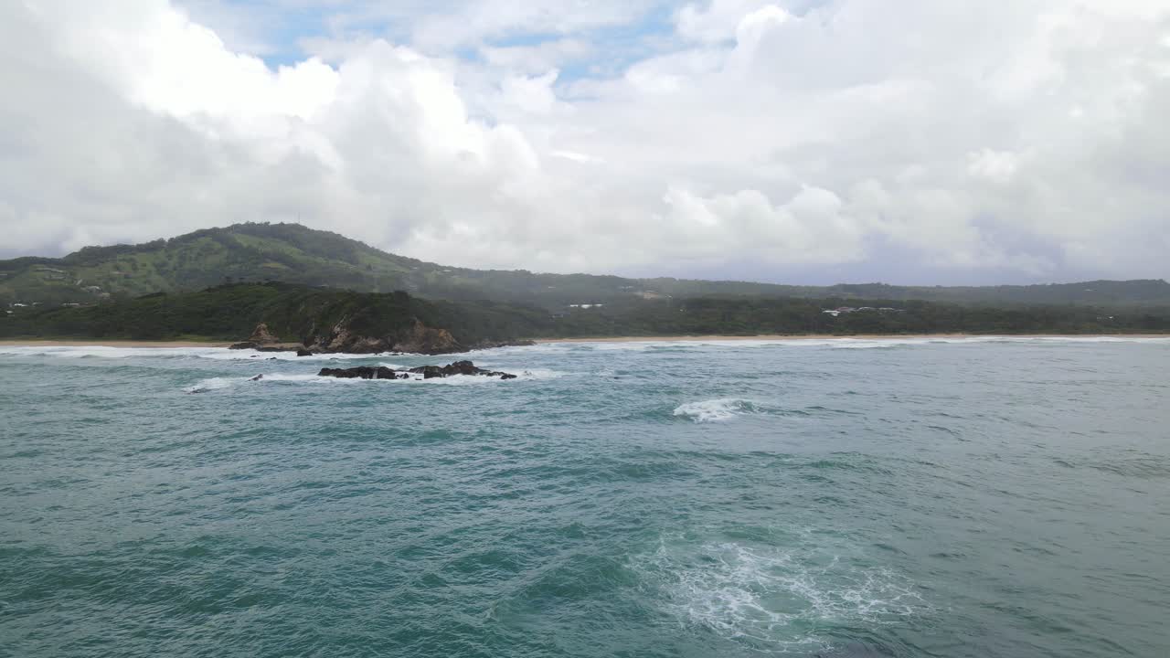 scogliera costiera vicino alla spiaggia di zaffiro con affioramenti nell'oceano blu
