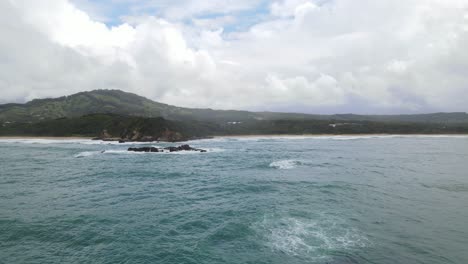 Acantilado-Costero-Cerca-De-La-Playa-De-Zafiro-Con-Afloramientos-En-El-Océano-Azul