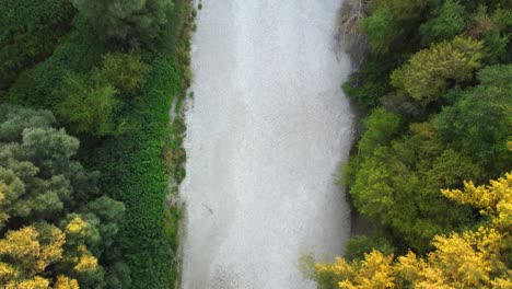 Imágenes-De-Drones-Sobre-Un-Arroyo-Seco