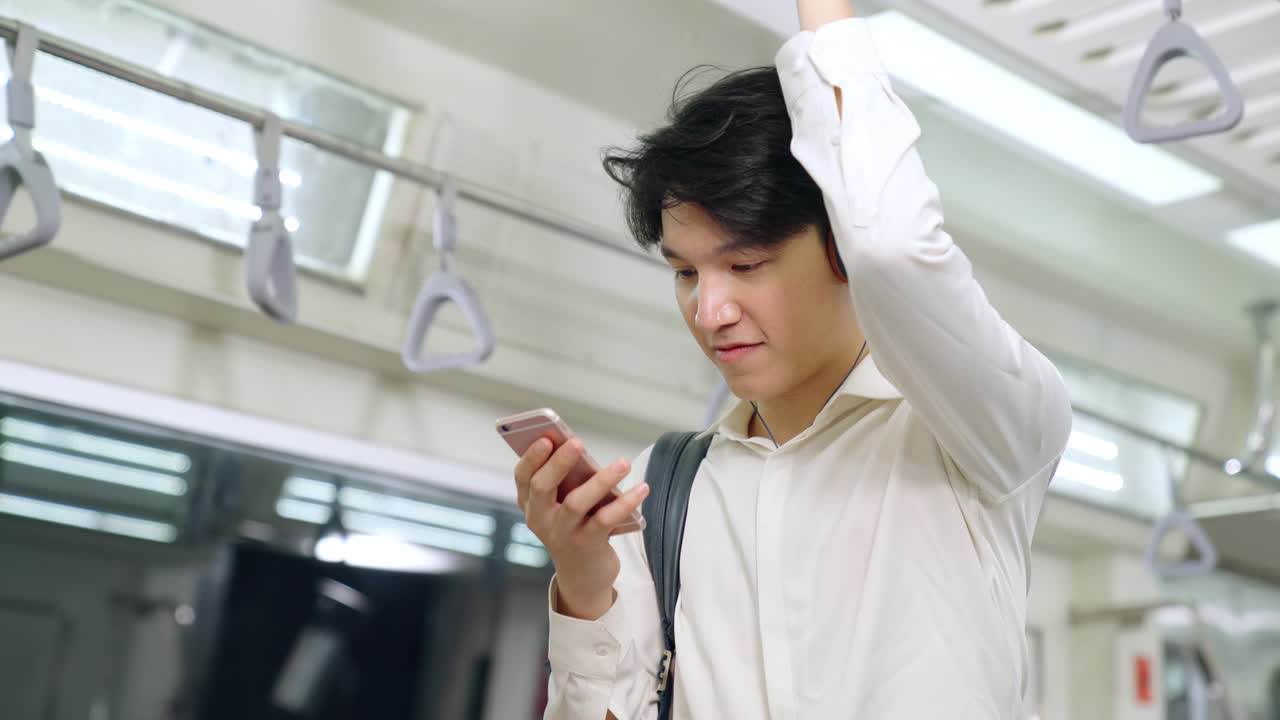 대중 열차 에서 휴대 전화 를 사용하는 사업가