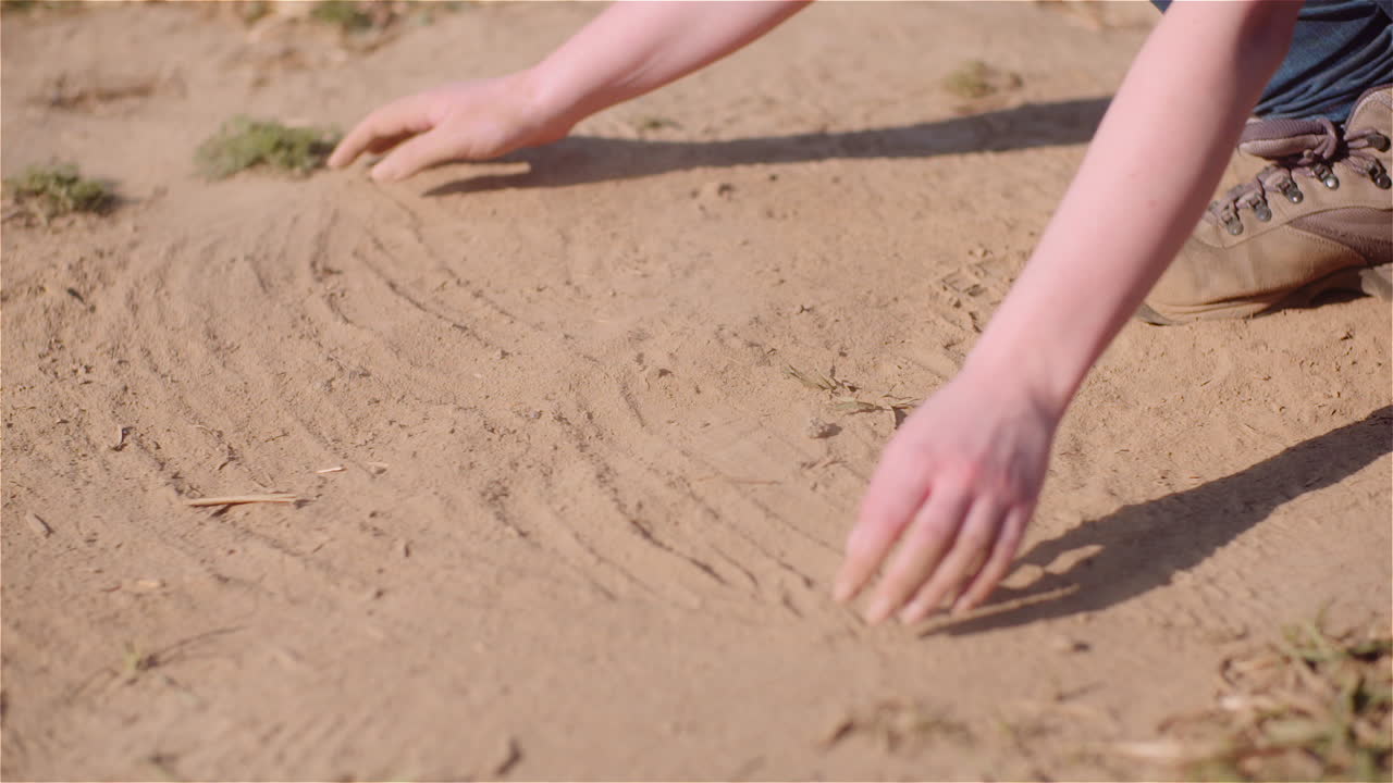 granjero tocando tierra en las manos vertiendo suelo orgánico