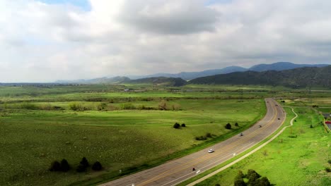 Una-Sartén-A-Través-De-Un-Valle-Verde