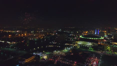 Toma-Aérea-De-Un-Espectáculo-De-Fuegos-Artificiales-Con-Drones-En-Wichita,-Kansas