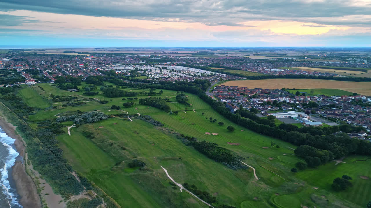 스케그네스 해변의 일몰 드론 뷰: 휴양 공원, 해변, 카라반, 그리고 광활한 해양 풍경