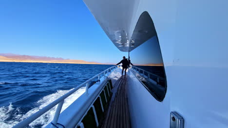 Luxusreise-Um-Die-Welt,-Blick-Von-Der-Fahrenden-Yacht