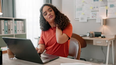 Mujer-De-Negocios,-Dolor-De-Cuello-Y-Estrés-En-La-Computadora