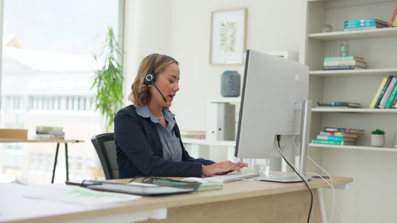 Asiatische Frau, Callcenter und Beratung