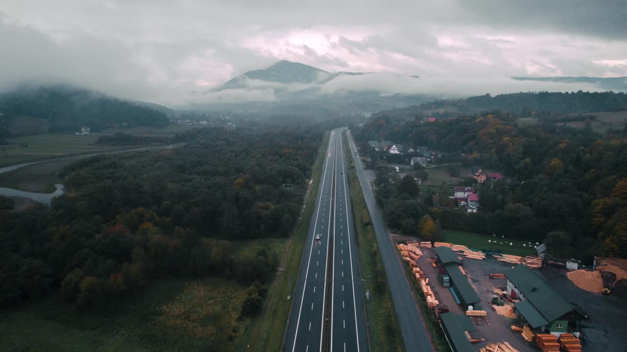 toma aérea de carretera y autos cubiertos de niebla