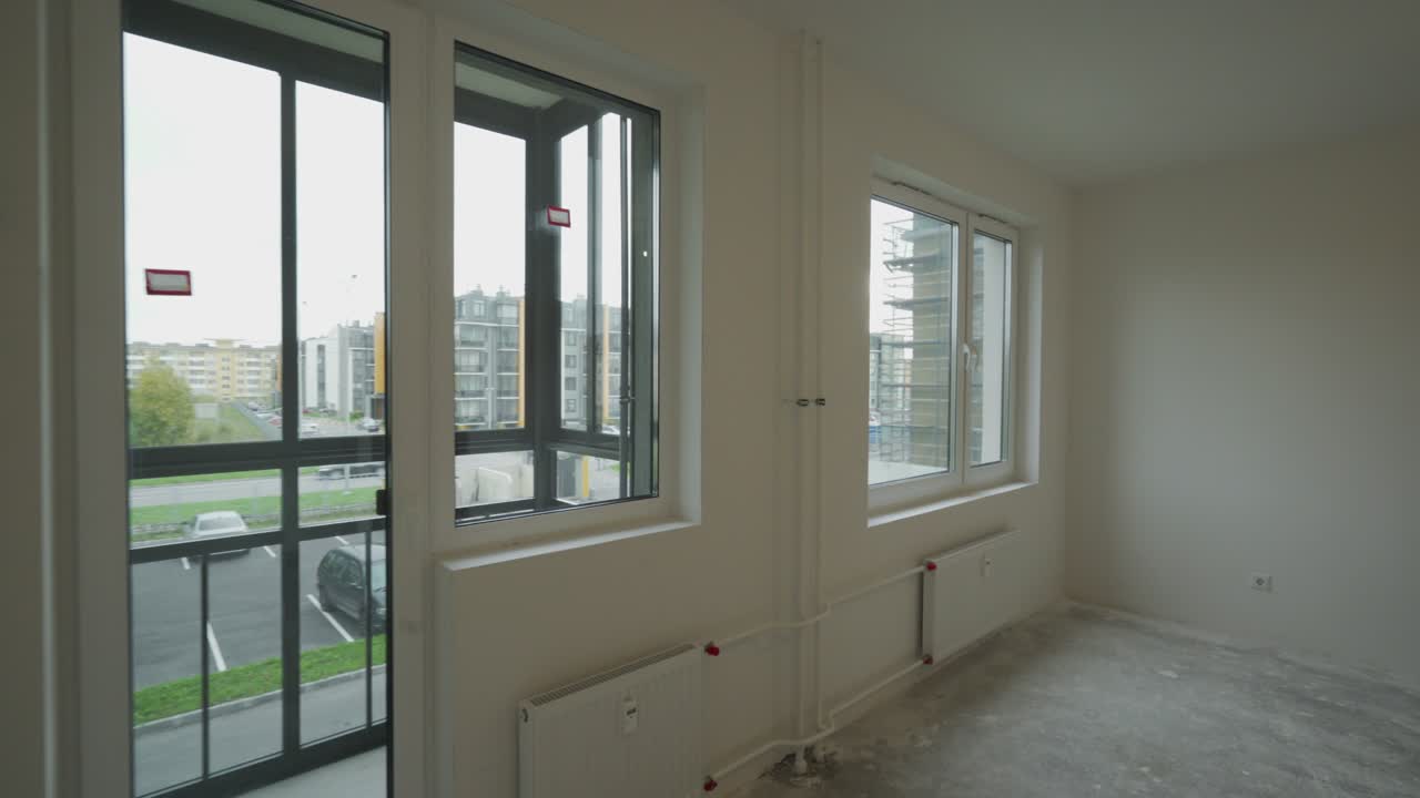 Trasloco in nuovo appartamento, interni bianchi, vista delle stanze, costruzione della casa