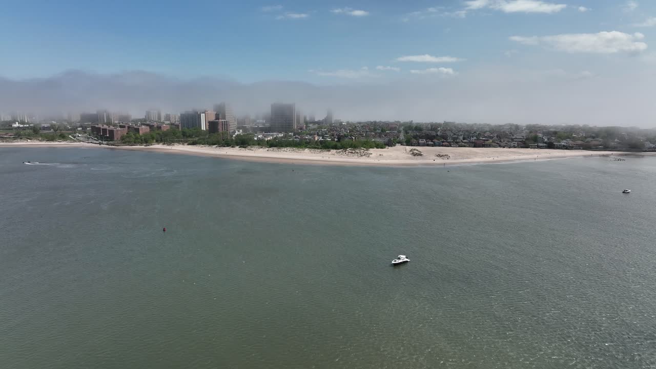 Una vista aerea su Gravesend Bay a Brooklyn, NY, in una splendida giornata con cieli azzurri e nuvole bianche