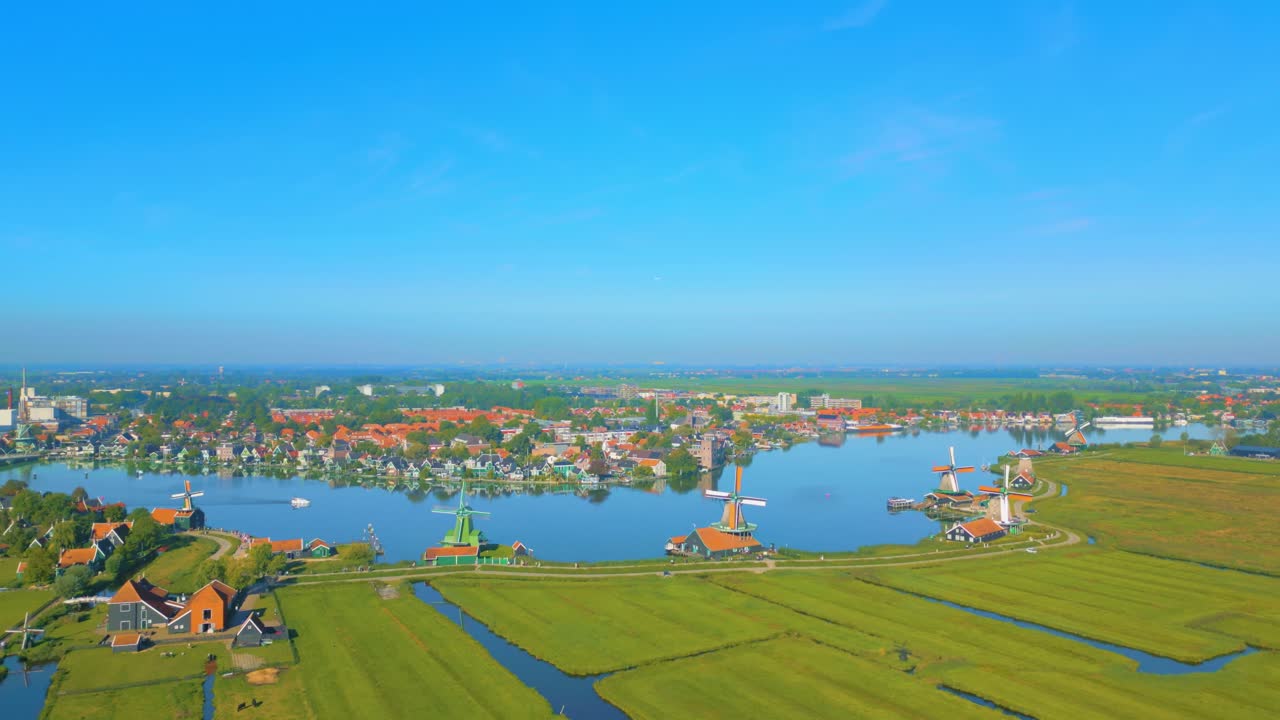 네덜란드 암스테르담 근처 에 있는 강, 풍차, 그리고 배경 에 있는 도시 인 zaanse schans 의 아름다운 풍경