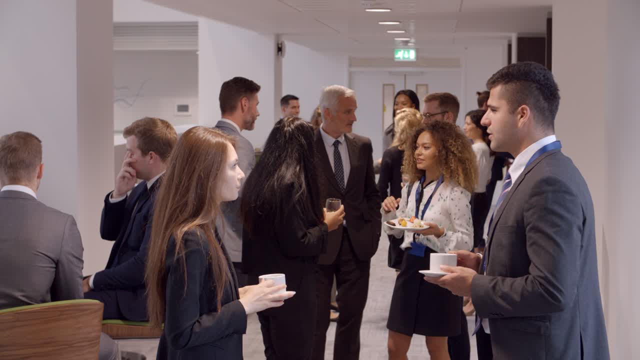 Delegados en red durante la pausa para el café en la conferencia