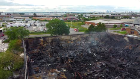 humo de los escombros quemados de un edificio industrial después de un incendio en toronto, canadá