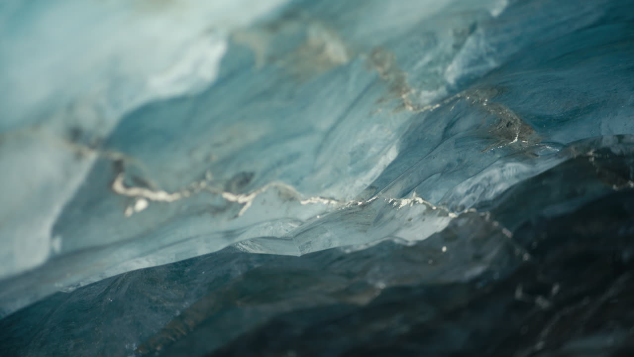 formación de hielo azul abstracto en una cueva de hielo con grietas debajo de un glaciar inclinado hacia arriba
