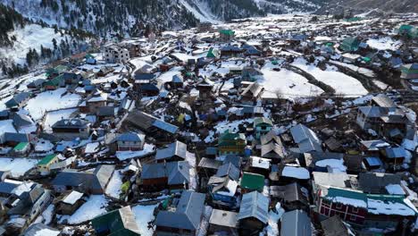 tomada aérea de aviones no tripulados de las montañas y valles cubiertos de nieve de chitkul bajo un cielo azul claro.
