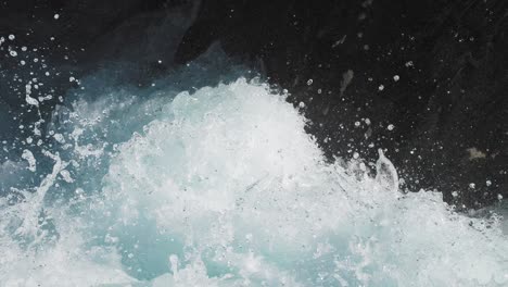 disparo dinámico de las olas del océano chocando, con salpicaduras de agua y espuma dramáticamente