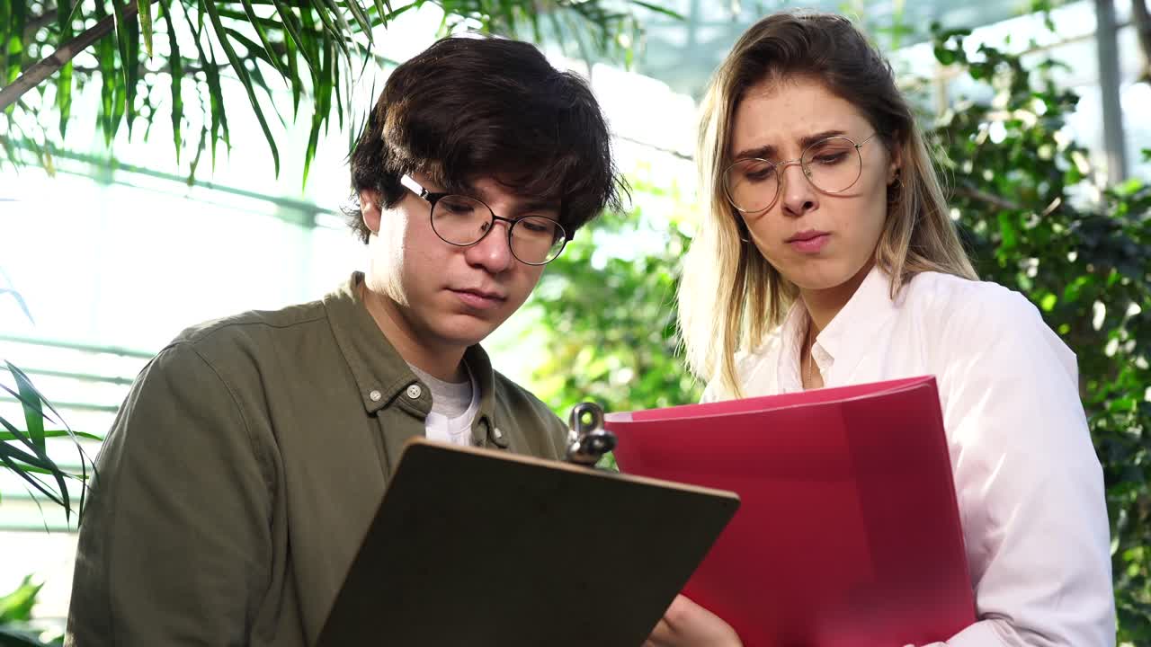 estudiantes que colaboran en un invernadero