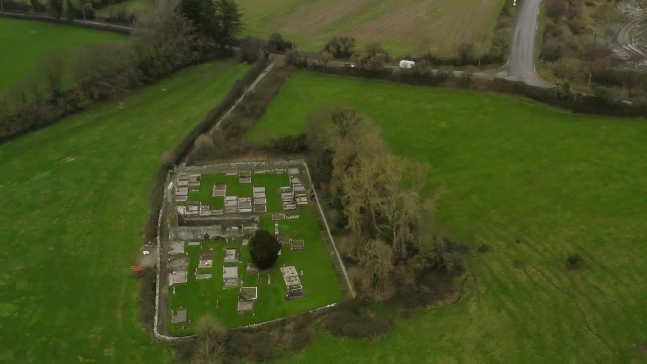 vista general aérea panorámica sobre el cementerio en una carretera rural aislada en pastos verdes