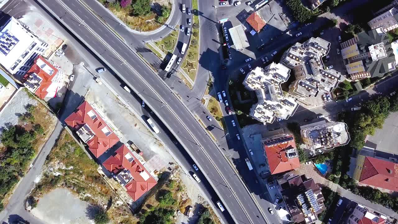 고속도로 와 건물 들 이 있는 도시 교차로 의 공중 사진