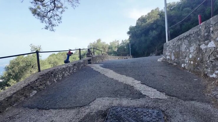 Stretta strada asfaltata di montagna lungo una scogliera rocciosa a Gibilterra