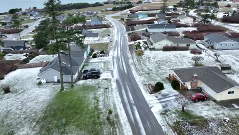 Toma-De-Drones-De-Calles-Cubiertas-De-Nieve-En-Un-Barrio-Rural.