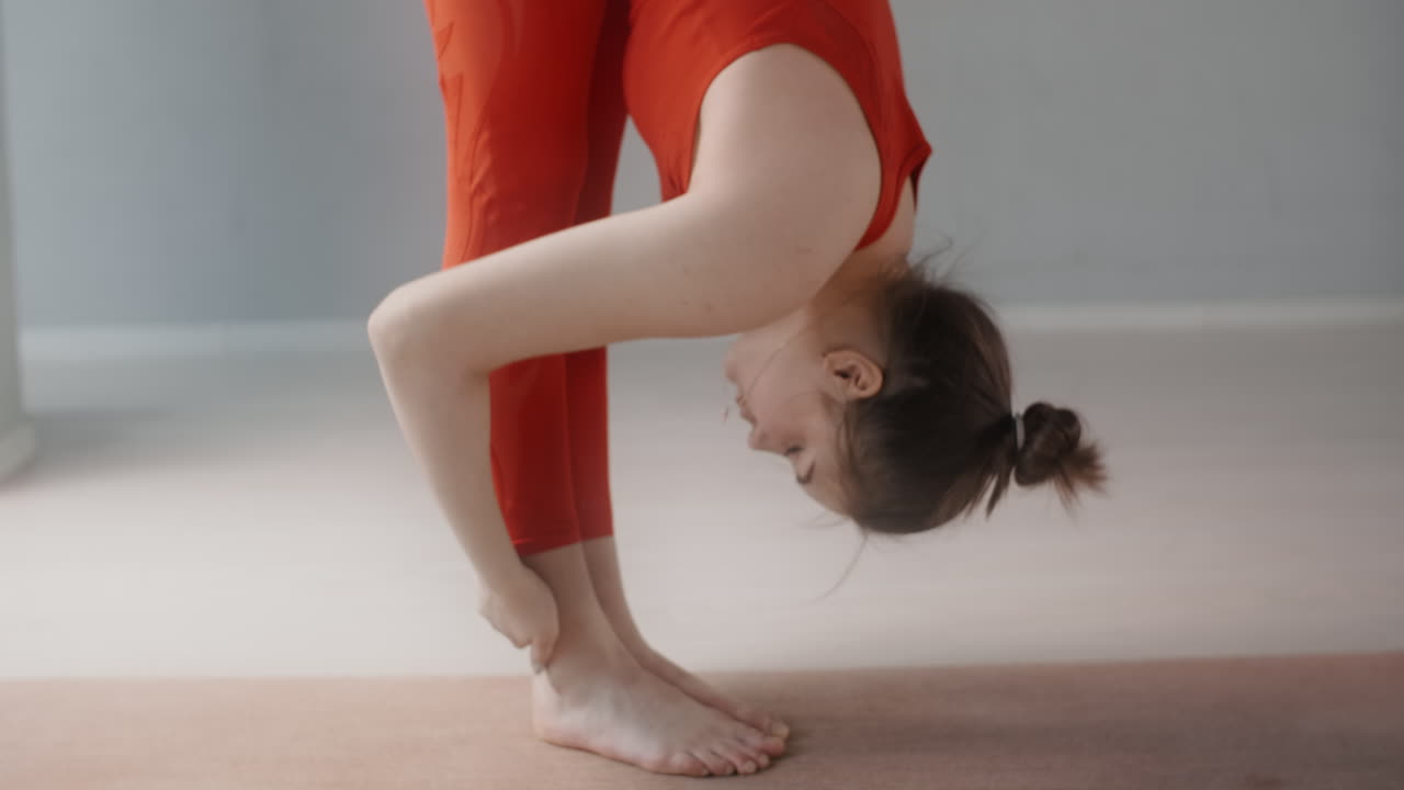 Frau praktiziert Yoga-Vorbeuge