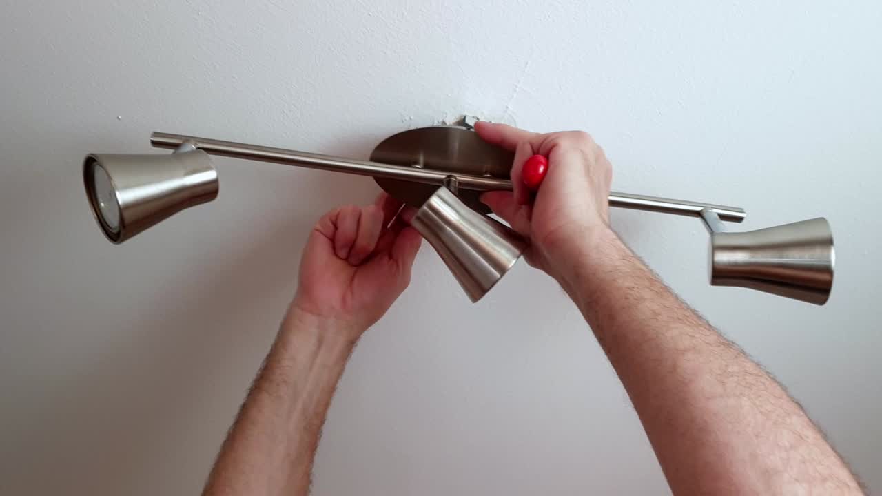 fijación de una lámpara de techo a su soporte