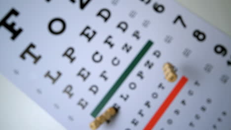 los dados deletreando la prueba de ojos cayendo en la prueba de ojo al lado de las gafas