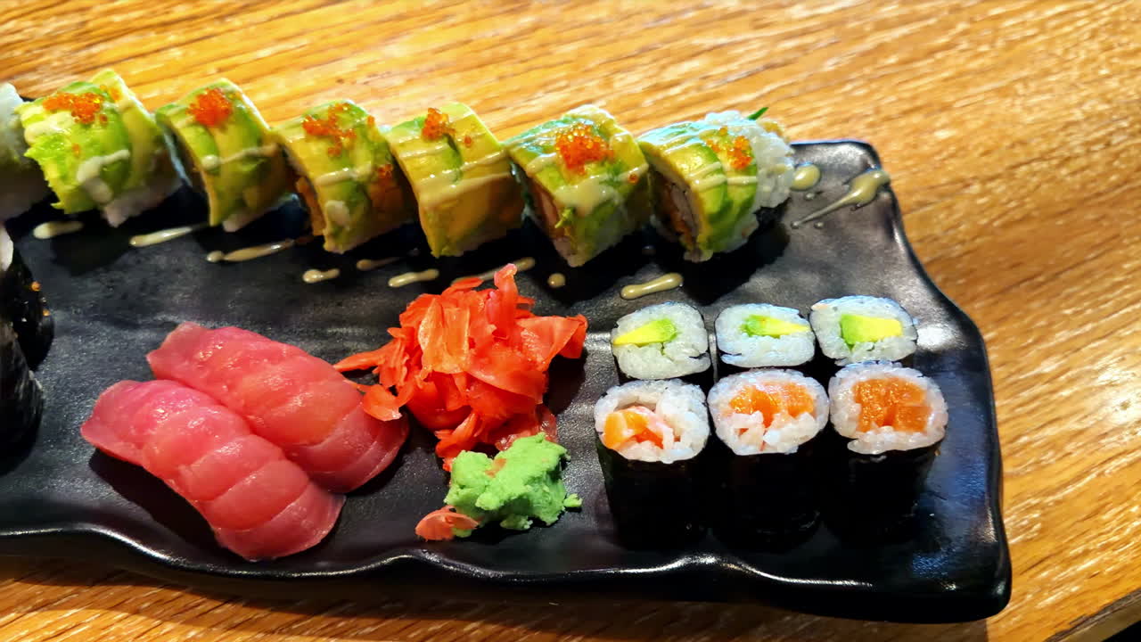 Sepiring sushi lezat dengan fresh roll di Krakow, hidangan Jepang yang menarik