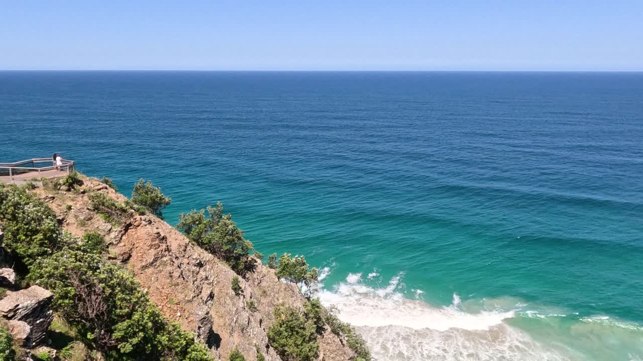 vista panorámica de las olas del océano golpeando la orilla