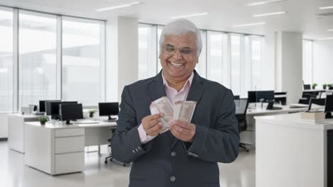 el gerente senior indio feliz contando dinero