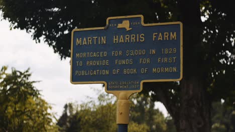 DPAN-über-Ein-Schild-Zur-Martin-Harris-Farm-In-Der-Innenstadt-Von-Palmyra,-New-York