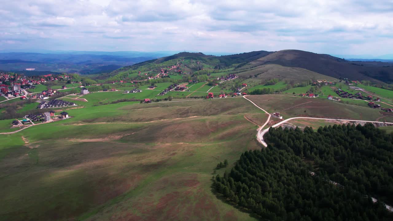 pintorescos paisajes y paisajes de la montaña zlatibor, serbia, vista aérea de un avión no tripulado