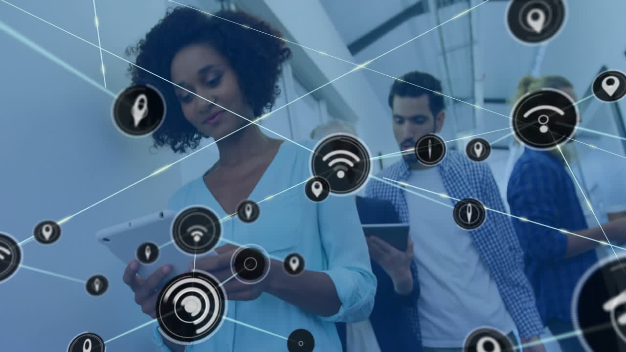 animación de la red de conexiones con iconos sobre diversos colegas que utilizan tabletas en la oficina