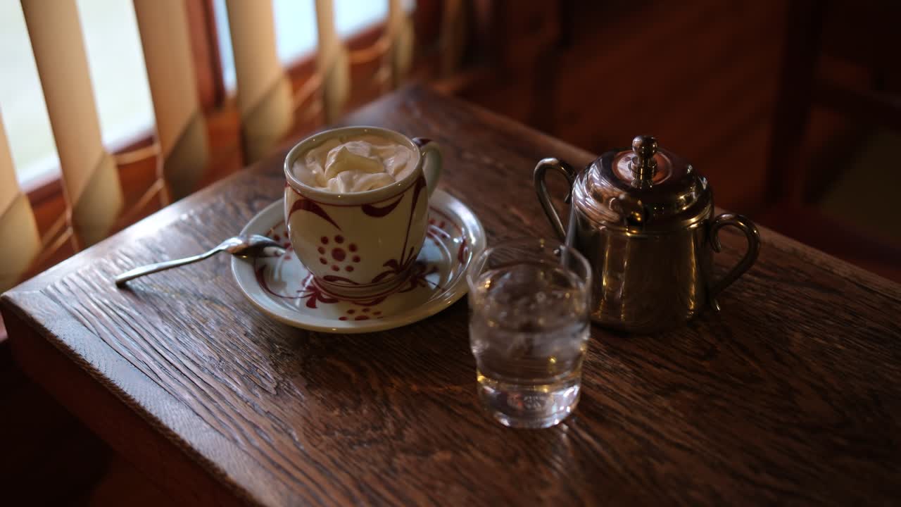 Vintage japansk kafé, Wienerkaffe på trebord.