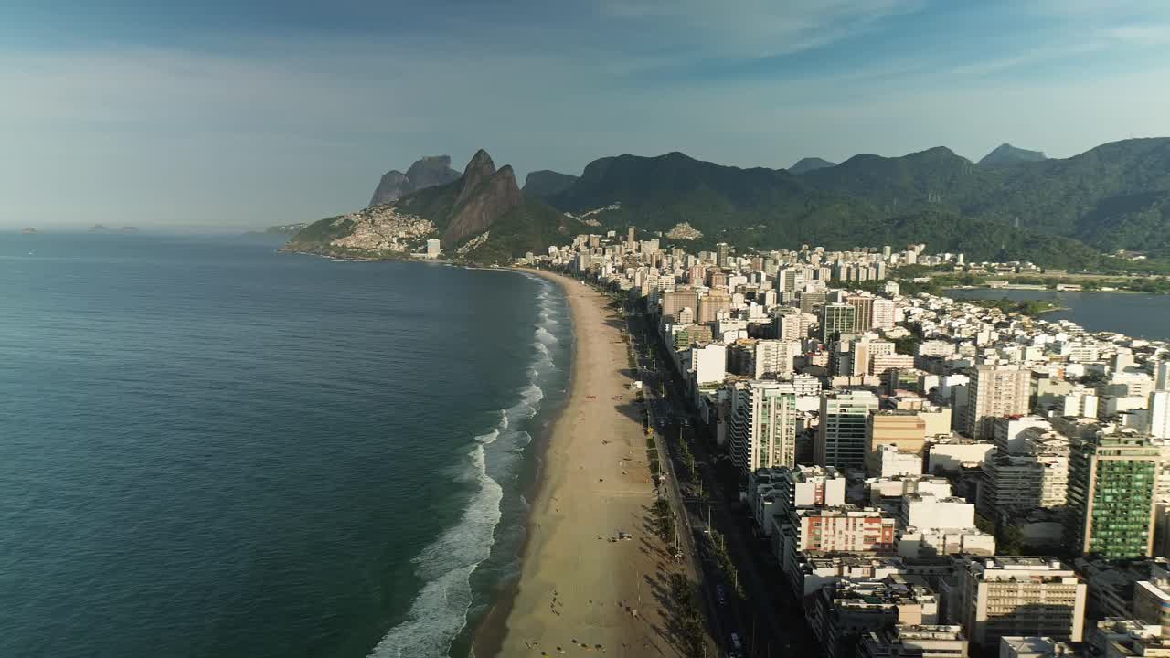 playa de ipanema y distrito en río de janeiro con dos hermanos en el fondo