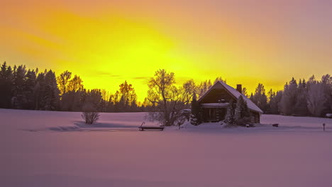 Zeitraffer-Winterwunderland,-Verschneite-Blockhütte-Im-Wald-Und-Gelber-Sonnenaufgang