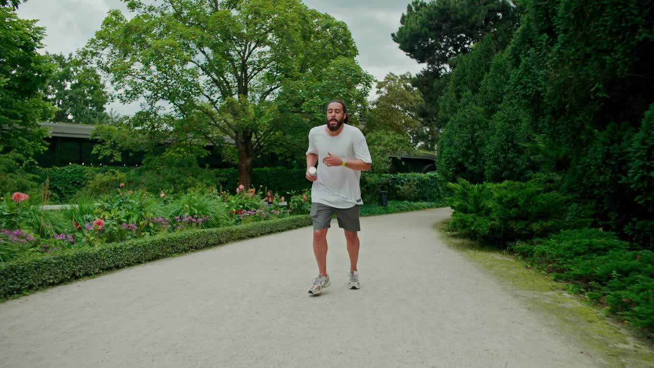Uomo che corre in un parco