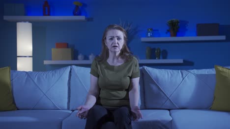la mujer que está enojada con la cámara.