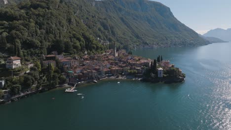4k aéreo - elevación lenta sobre varenna, lago de como, italia