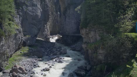 산악 협곡에서 바람이 불어오는 나무와 함께 열리는 물의 급류, 스위스 그린델드, 빙하 협곡의 동굴, 유럽, 4k
