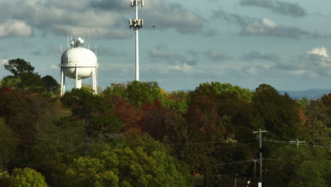 Vista-Panorámica-De-La-Torre-De-Almacenamiento-De-Agua-En-Los-Bosques-Otoñales-En-Fayetteville,-Mount-Sequoyah,-Arkansas,-Estados-Unidos