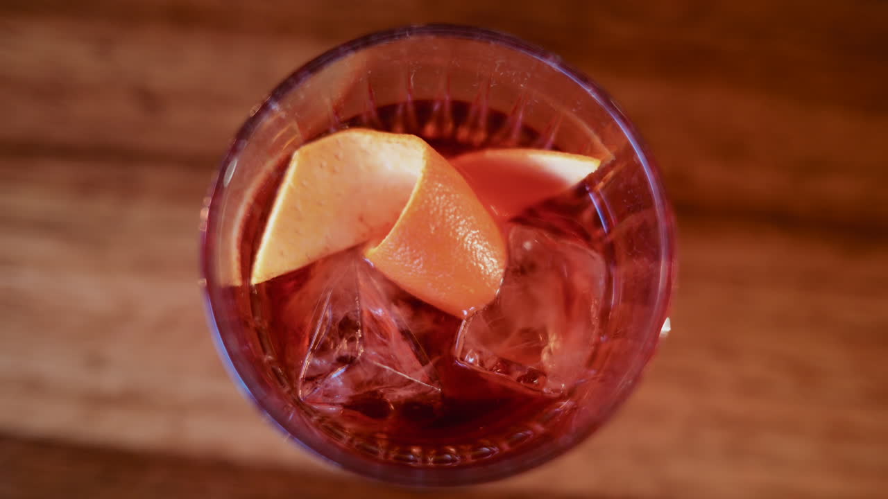 Foto dall’alto di un bicchiere da cocktail con ghiaccio e fette di agrumi