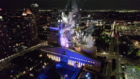 Vista-Frontal-Del-Ayuntamiento-De-Mississauga-Fuegos-Artificiales-Canadá-Día-Noche