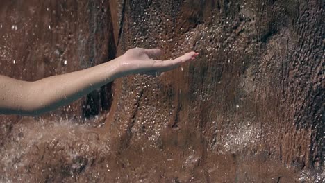 Señora-Con-Uñas-Largas-Atrapa-Gotas-De-Agua-Con-La-Palma-Izquierda