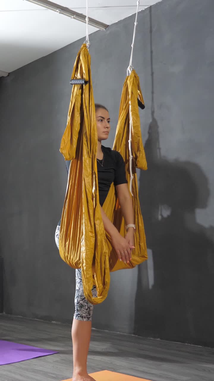 Donna che pratica yoga aereo
