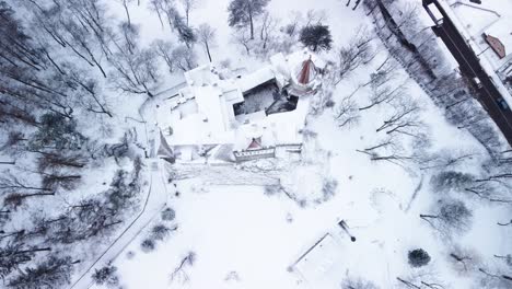 Castillo-De-Bran-Vestido-De-Nieve,-El-Legendario-Paisaje-De-Dracula