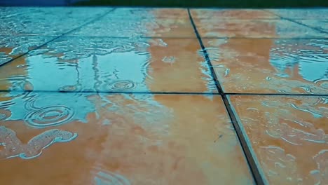 agua de lluvia cayendo sobre baldosas al aire libre