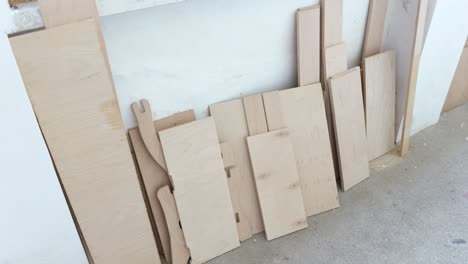 variedad de tablas de madera para piezas de juego apoyadas contra la pared en la fábrica de juegos
